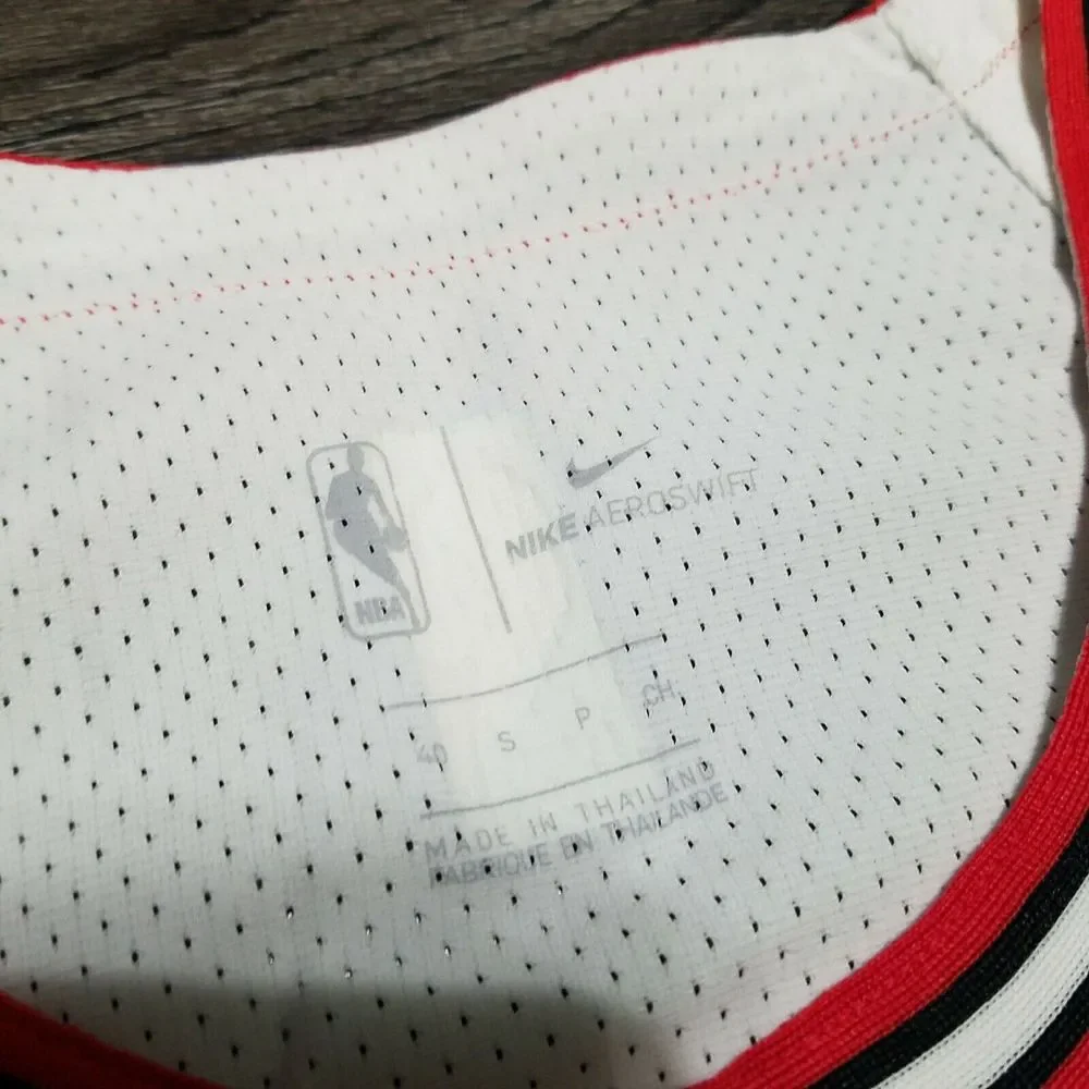 NIKE AEROSWIFT NBA Chicago Bulls Blank Basketball‎ Jersey Mens 40 SMALL White